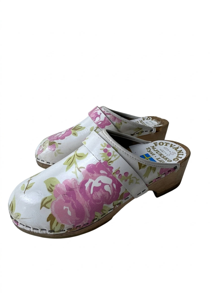 Fotvänlig Swedish Clogs Floral Print Wooden Shoes White and Pink - Image 1