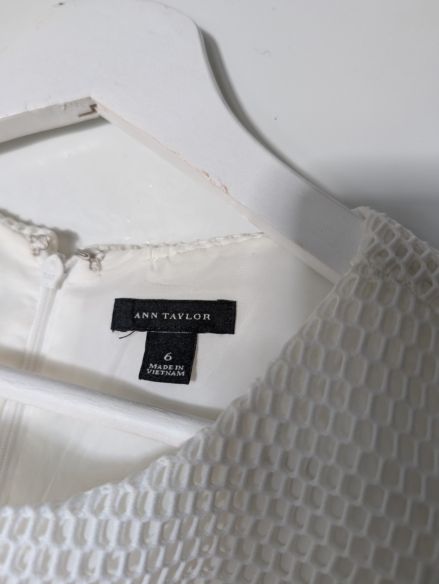 Ann Taylor Fit and Flare Dress White Sleeveless Textured Mesh Panel Size 6 - Image 4