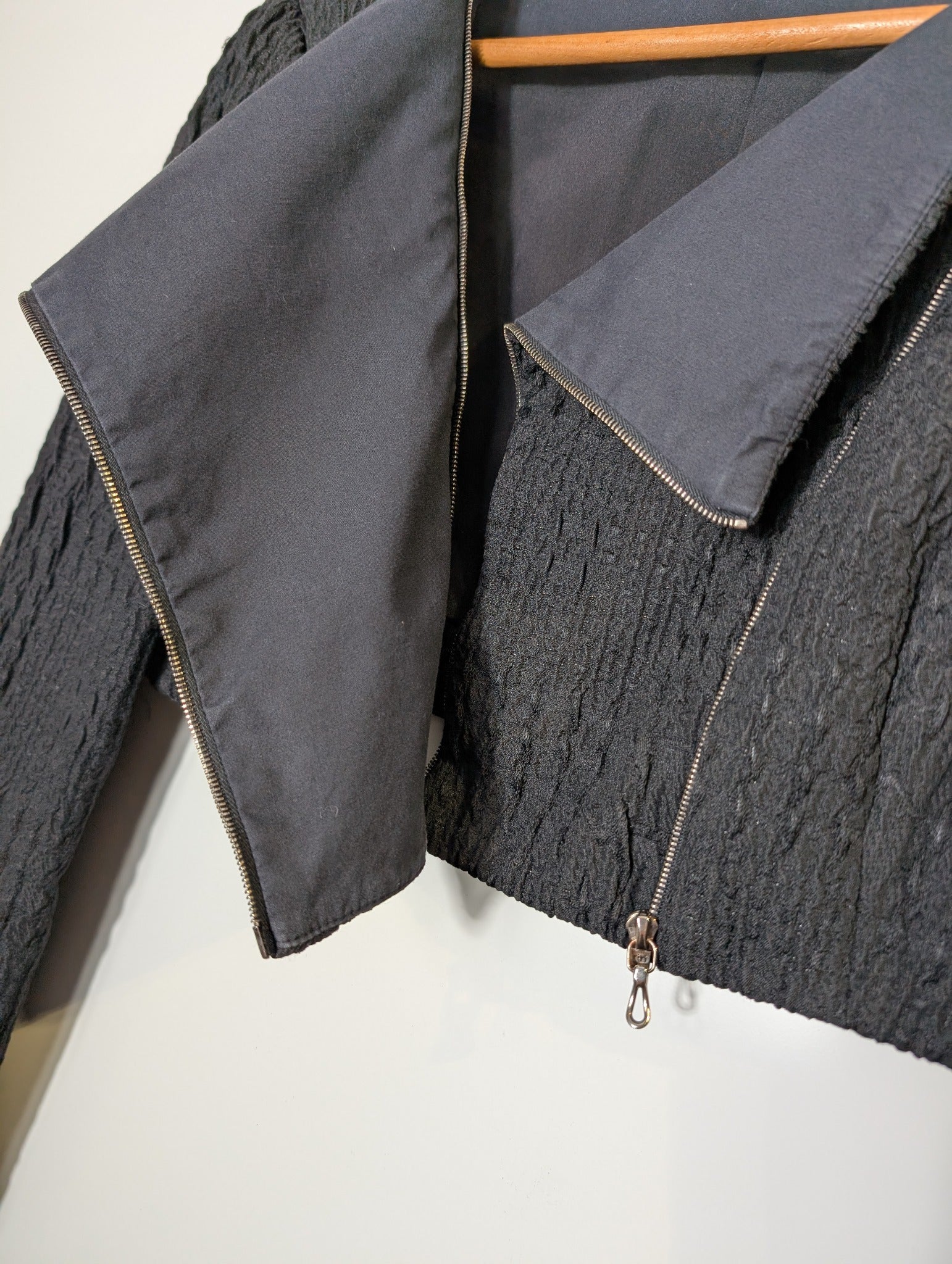 Willow Cropped Zip Jacket Black Textured - Image 3
