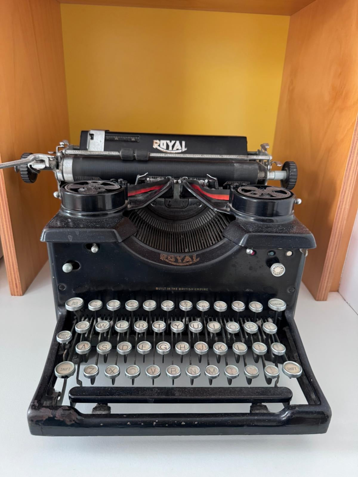Royal Quiet De Luxe Typewriter 1950s Manual Mechanical Black - Image 2