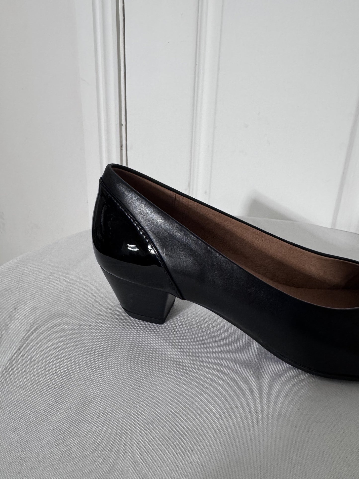 Wide Steps Acton Black Leather Cap-Toe Low Block Heel Pumps Size 7.5W - Image 2