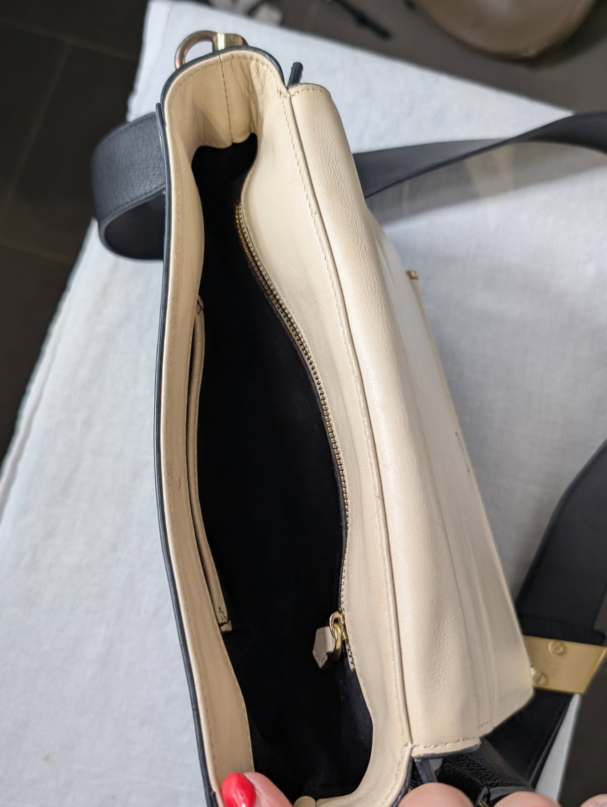 Ginger & Smart Leather Crossbody Bag Black & Cream - Image 2