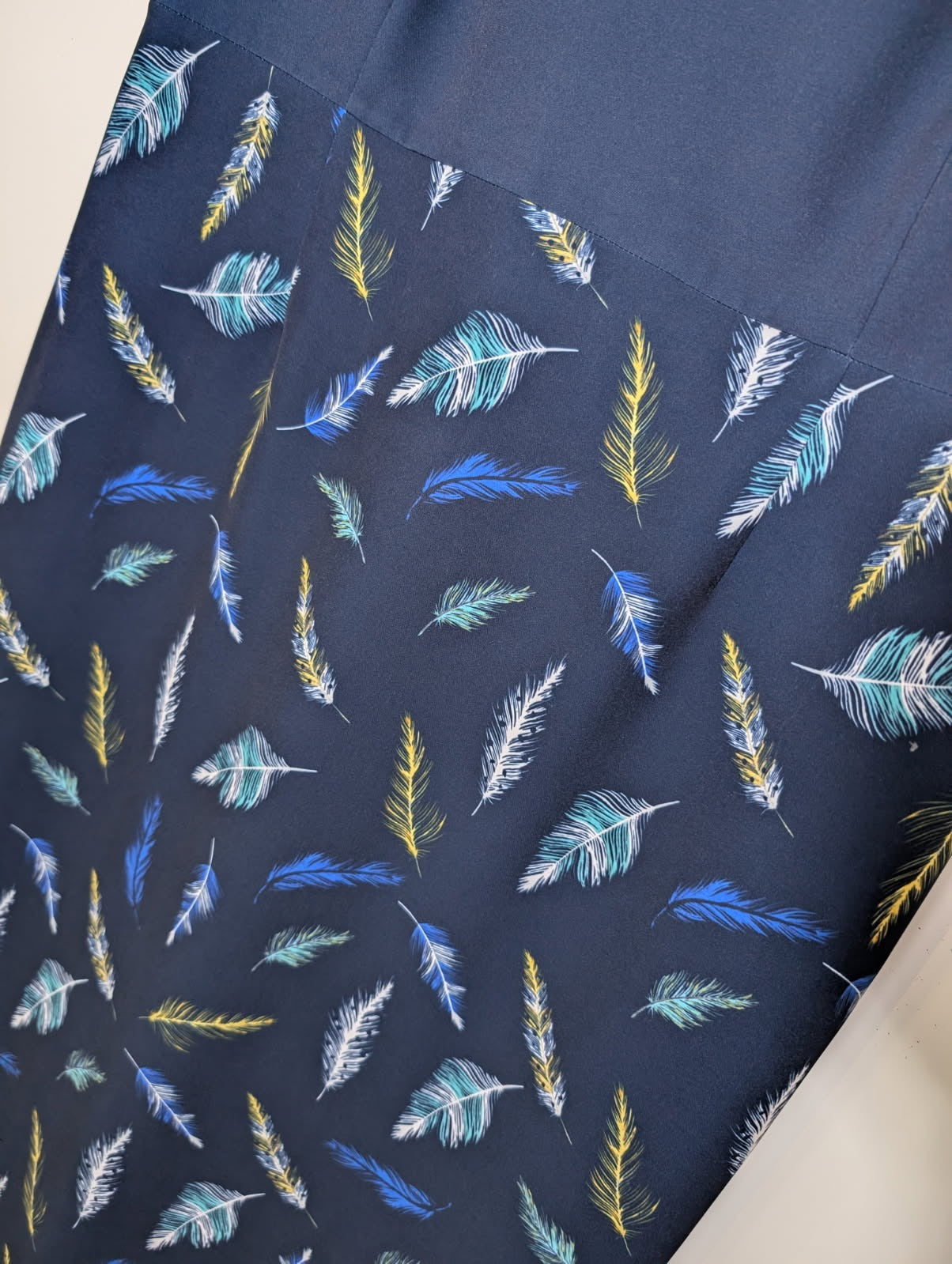 Anthea Crawford Navy Blue Feather Print Sheath Dress - Size 18 - Image 2