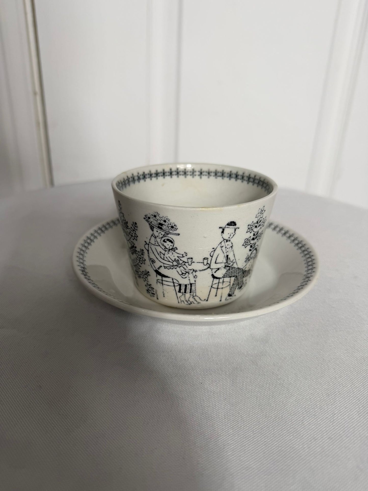 Vintage Arabia Finland Emilia Tea Cup & Saucer Set - 8 Piece Collection - Image 2