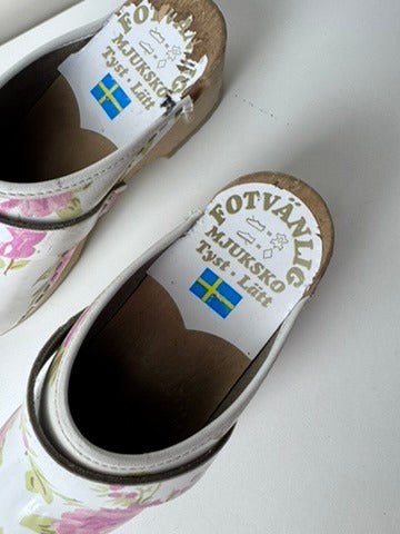 Fotvänlig Swedish Clogs Floral Print Wooden Shoes White and Pink - Image 6