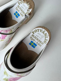 Fotvänlig Swedish Clogs Floral Print Wooden Shoes White and Pink - Image 6