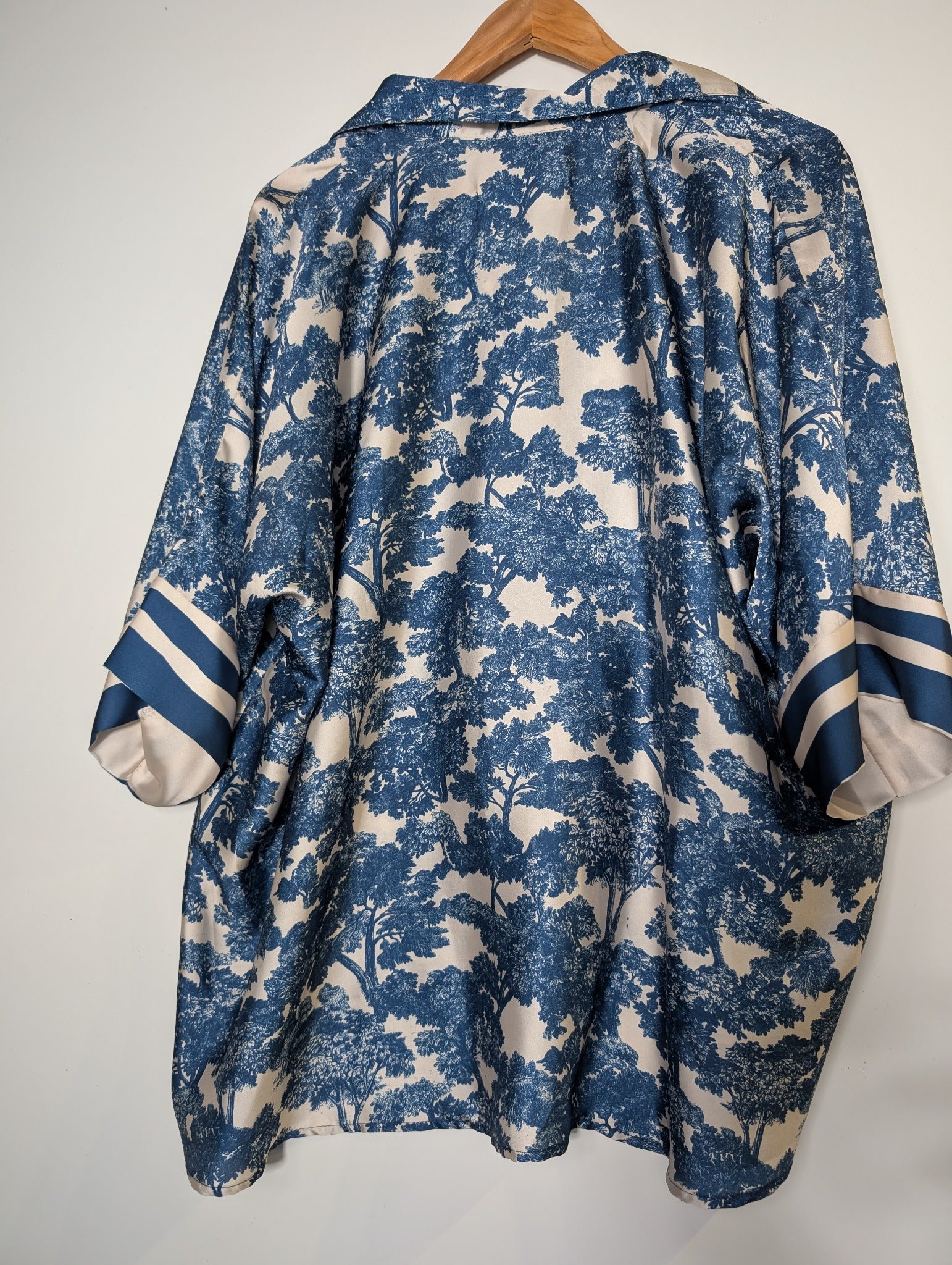 Carolina Lifestyle Satin Shirt Blue Toile de Jouy Print Size S/M - Image 4