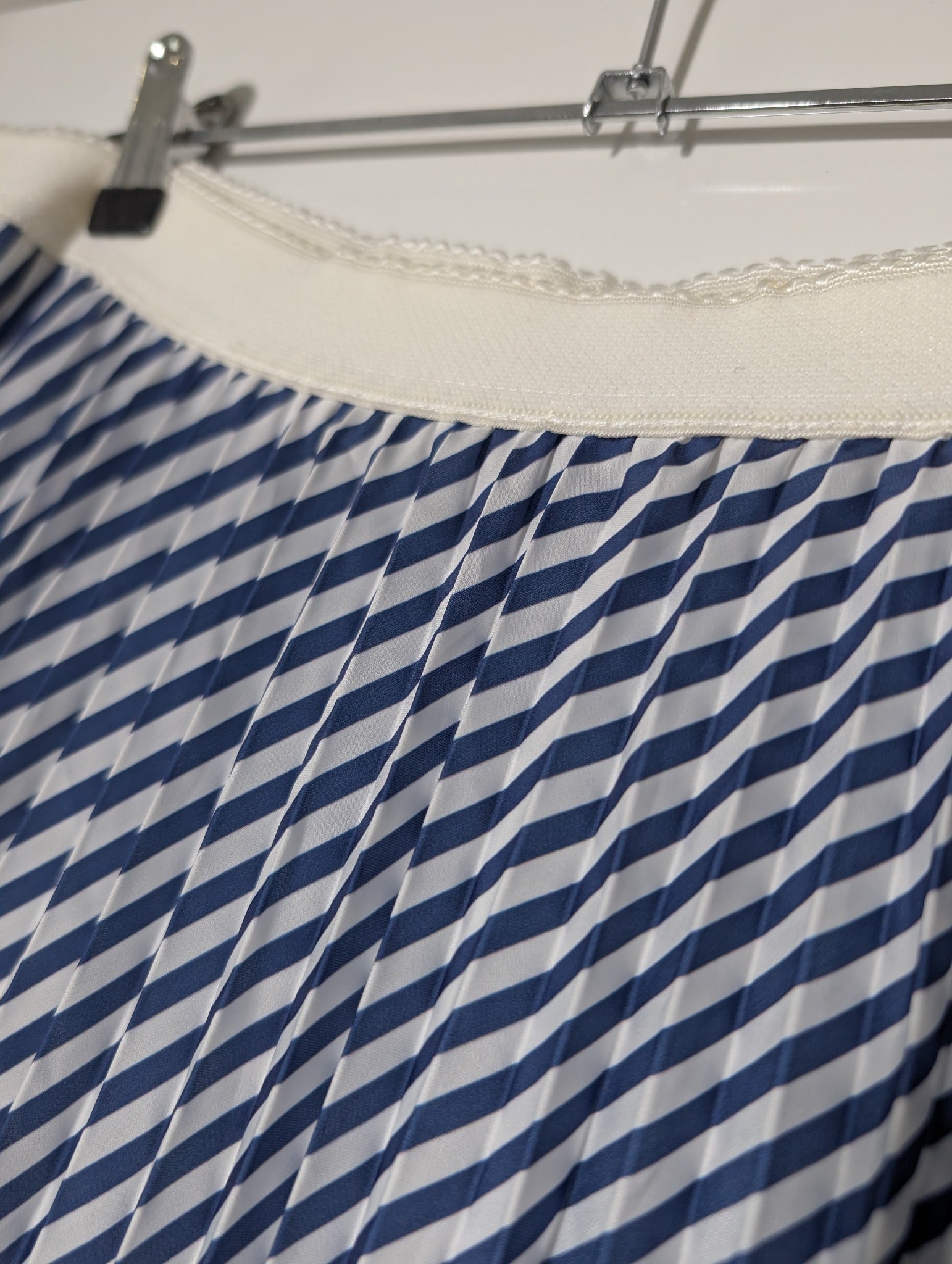 Daniela Drei Pleated Midi Skirt Blue and White Striped IT 44 - Image 4