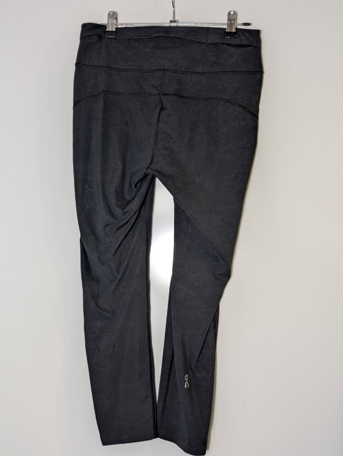 On Running Performance Tights Women's Black 7/8 Leggings Size Large - Image 3