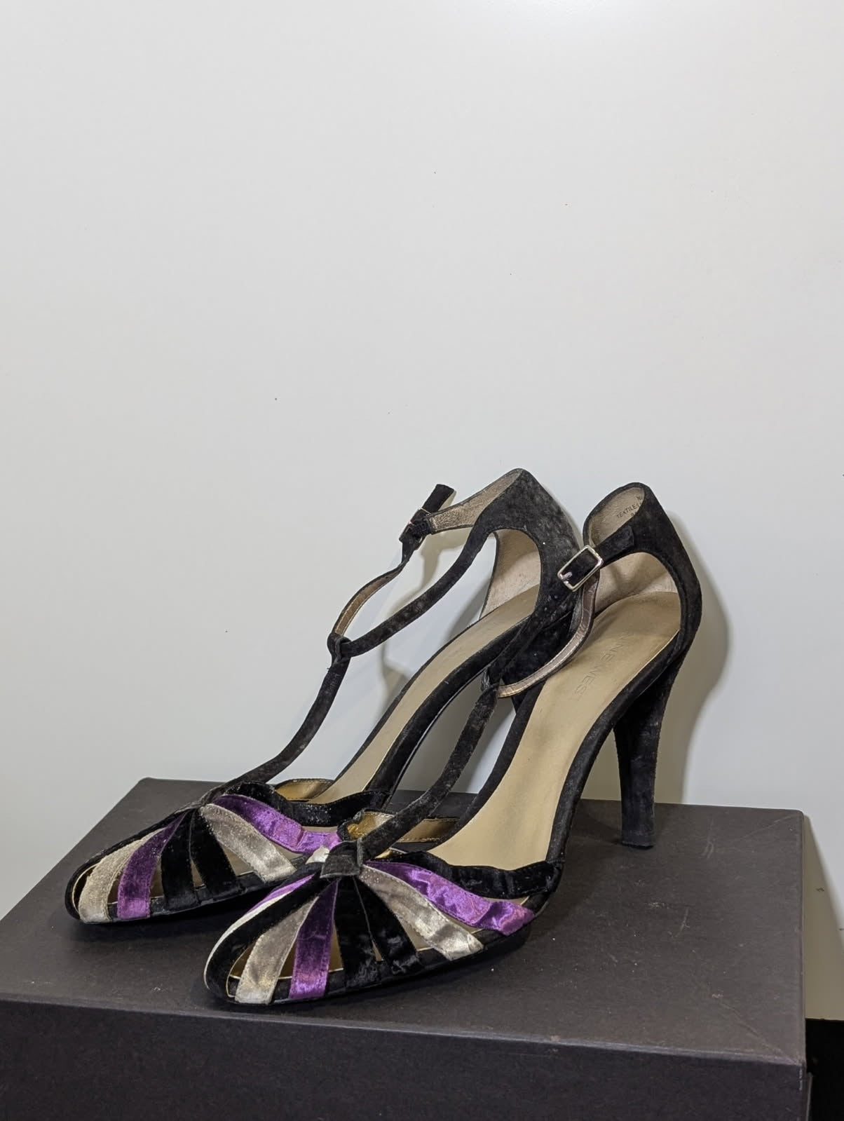 Nine West Vintage Style Velvet T-Strap Peep Toe Heels - Black/Purple US 8.5M - Image 3