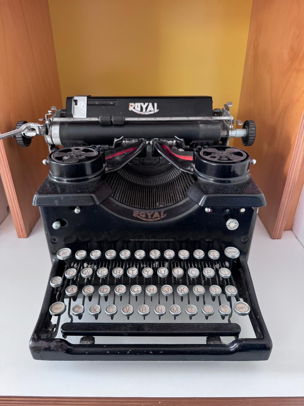 Royal Quiet De Luxe Typewriter 1950s Manual Mechanical Black - Image 3