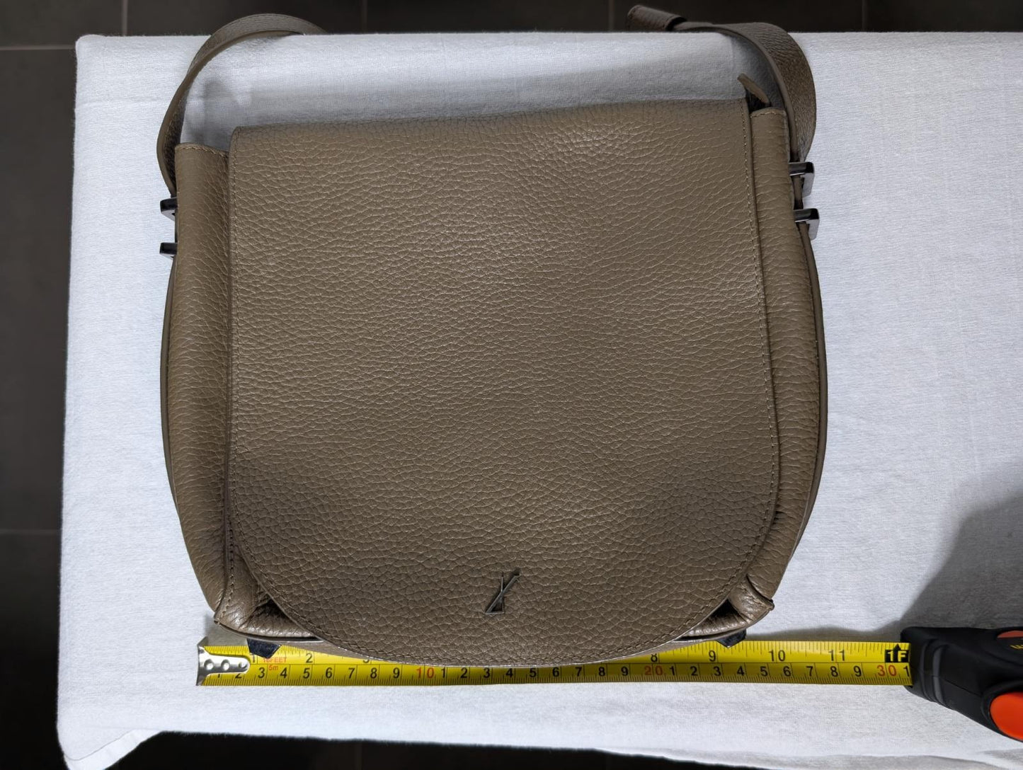 Ginger & Smart Metallic Gold Leather Handbag Adjustable Strap - Image 4