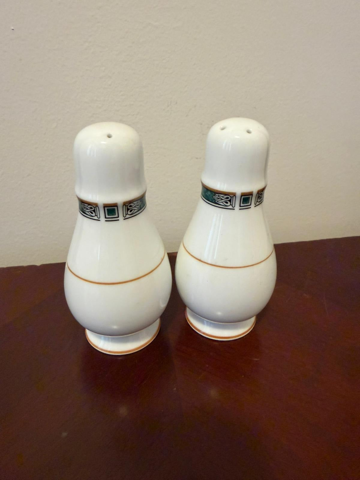 Noritake Salt And Pepper Shakers Legendary Green 4139 - Image 3