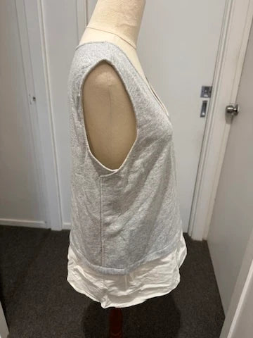 SimplyVera Vera Wang Grey Sleeveless Top Size 12 - Image 2