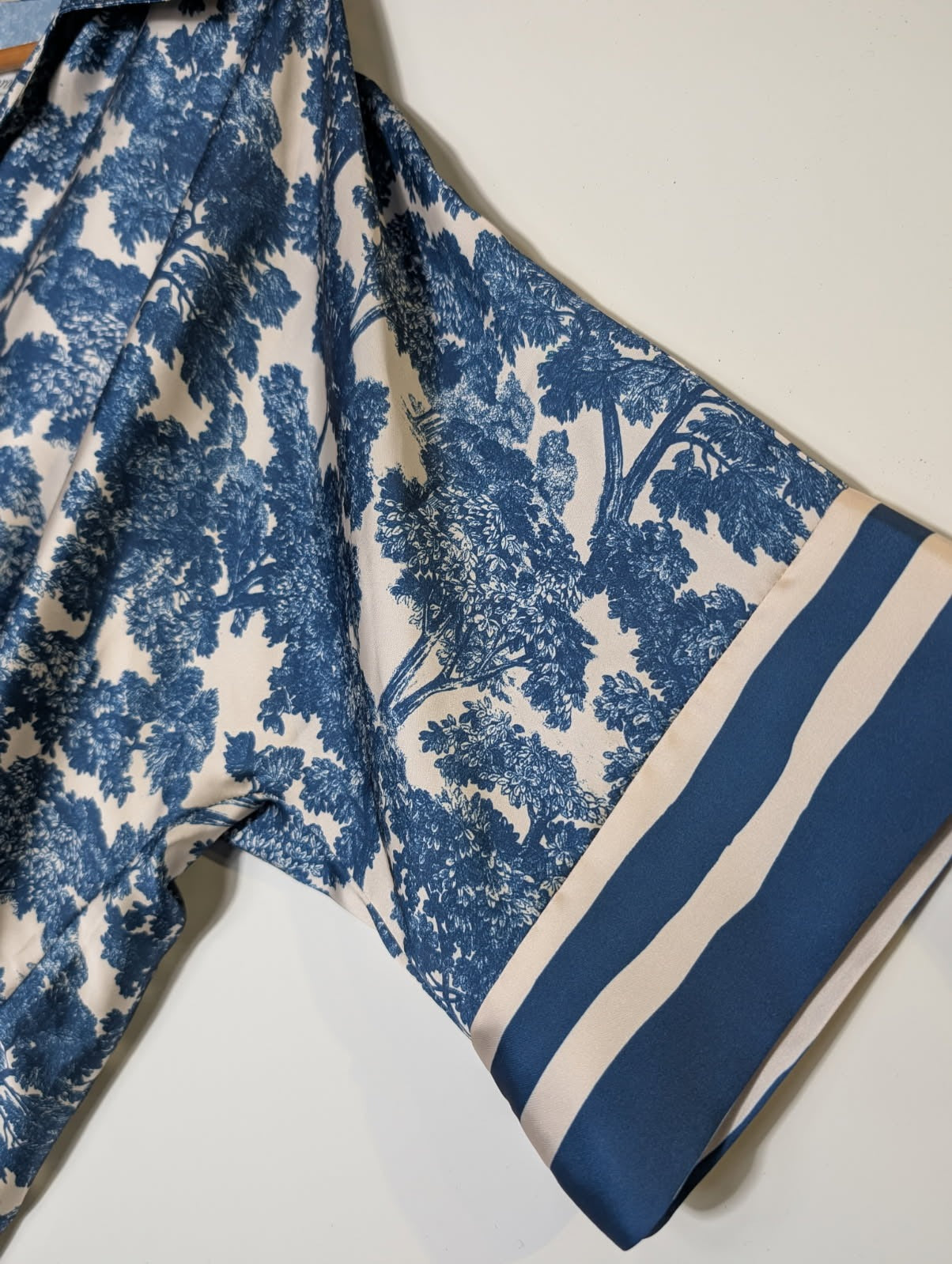 Carolina Lifestyle Blue Toile Print Satin Blouse - Size SM - Image 5