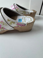 Fotvänlig Swedish Clogs Floral Print Wooden Shoes White and Pink - Image 4
