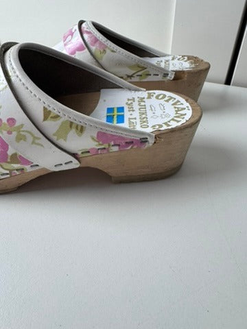 Fotvänlig Swedish Clogs Floral Print Wooden Shoes White and Pink - Image 4