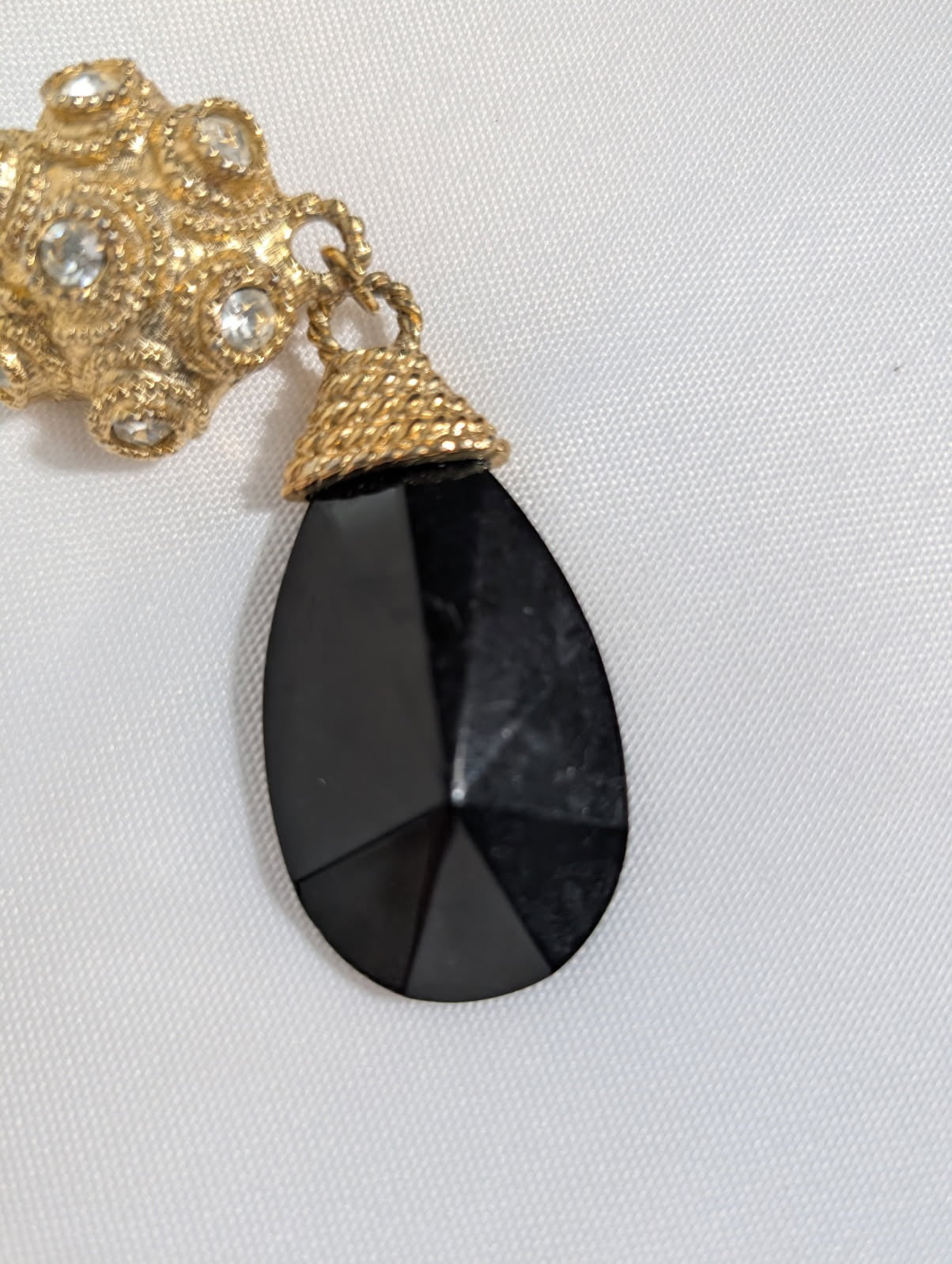 Vintage Gold Tone Textured Rhinestone and Black Teardrop Clip-on Earrings - Image 4
