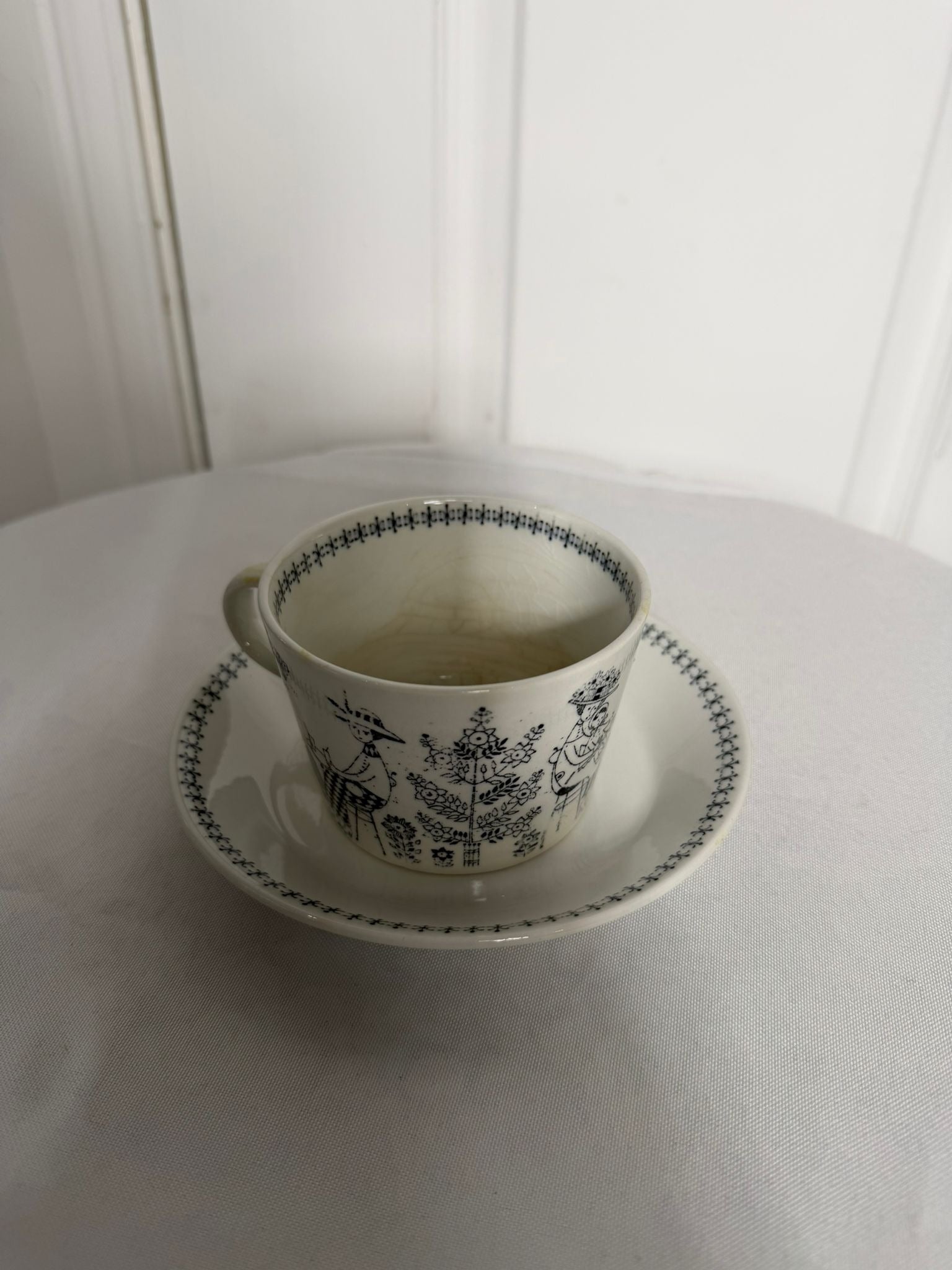 Vintage Arabia Finland Emilia Tea Cup & Saucer Set - 8 Piece Collection - Image 4