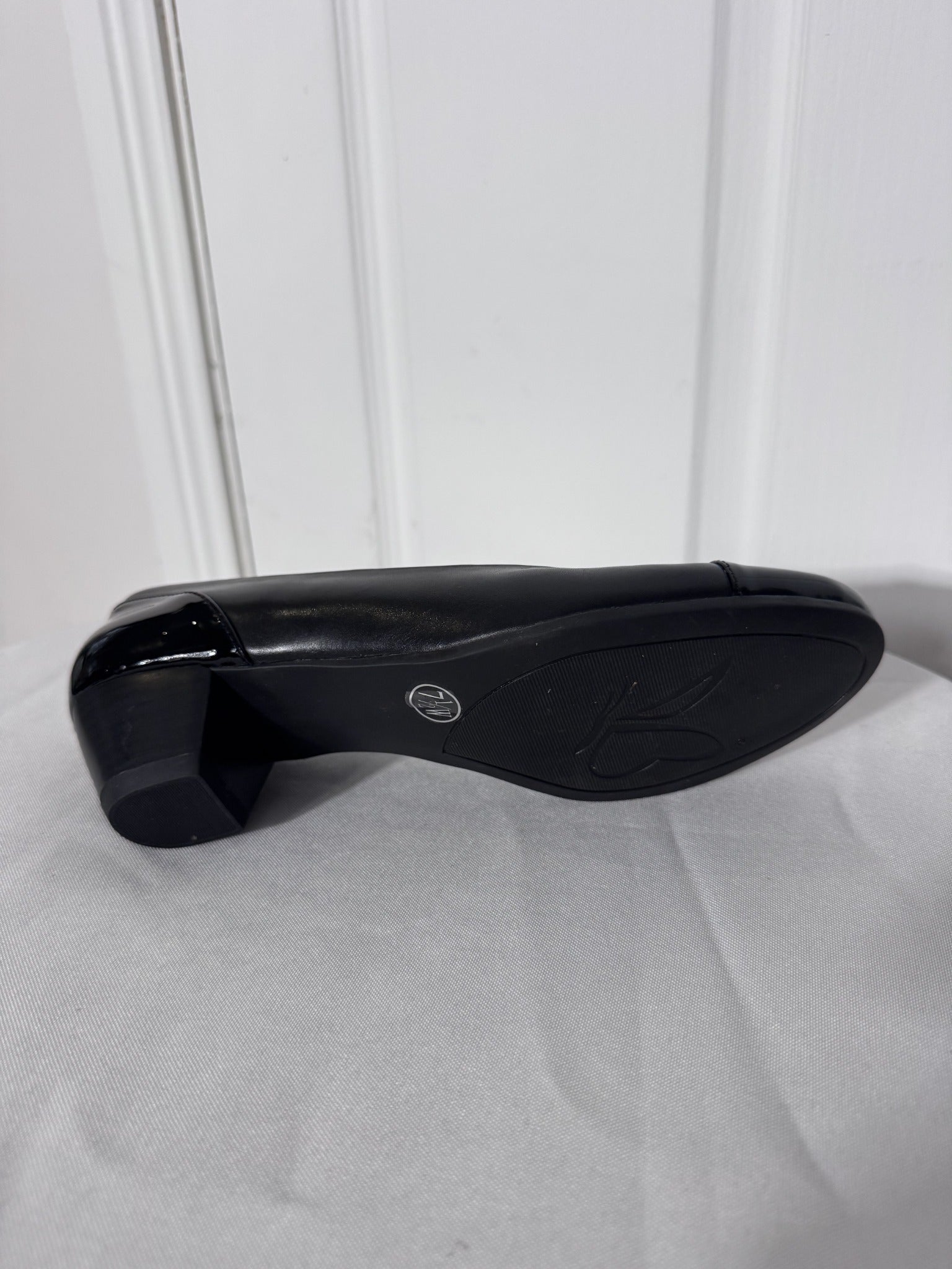 Wide Steps Acton Black Leather Cap-Toe Low Block Heel Pumps Size 7.5W - Image 4