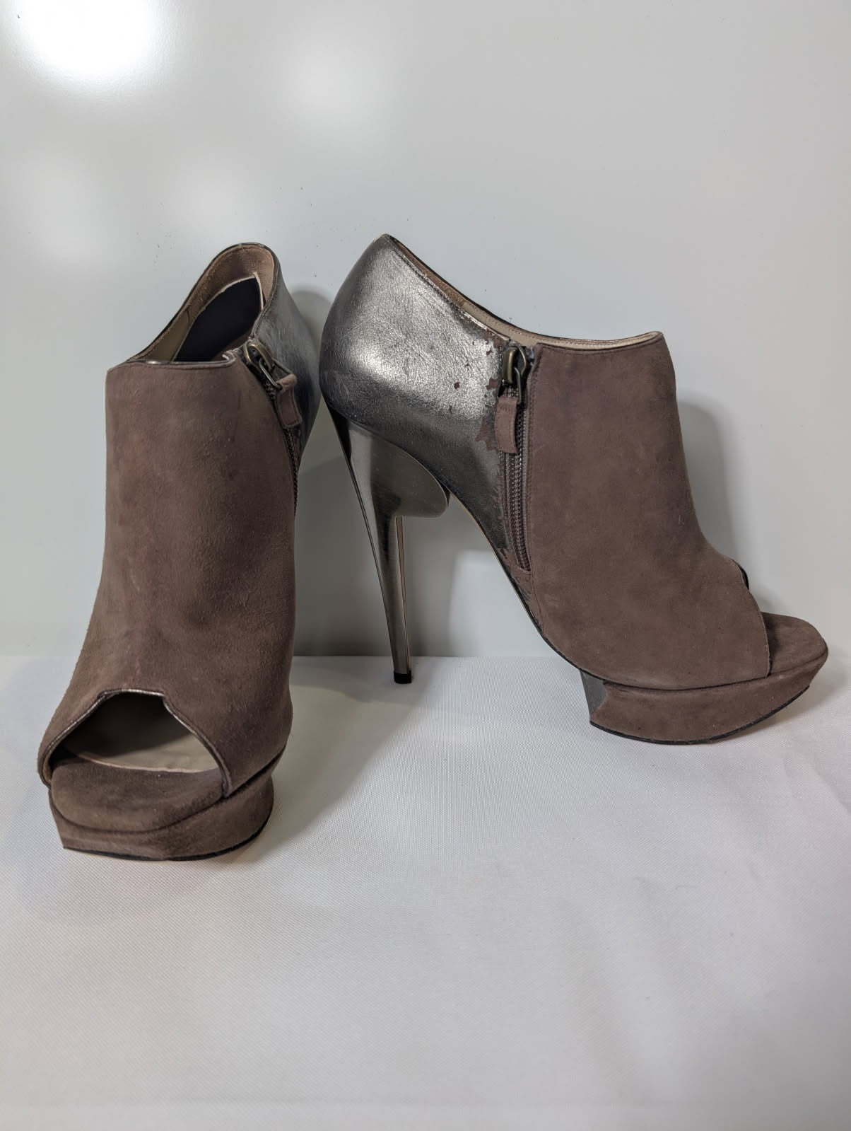 Nicholas Kirkwood Taupe Suede & Metallic Peep Toe Platform Booties - EU 38.5 - Image 5