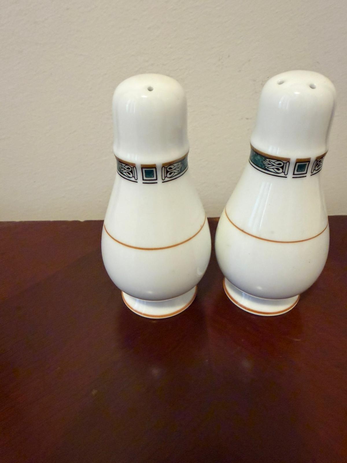 Noritake Salt And Pepper Shakers Legendary Green 4139 - Image 4