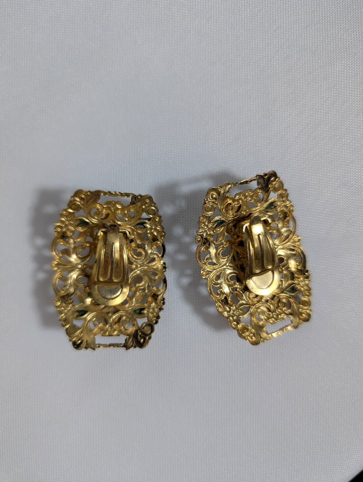 Vintage Gold Tone Filigree Shoe Clips Green Rhinestone & Faux Pearl - Image 4