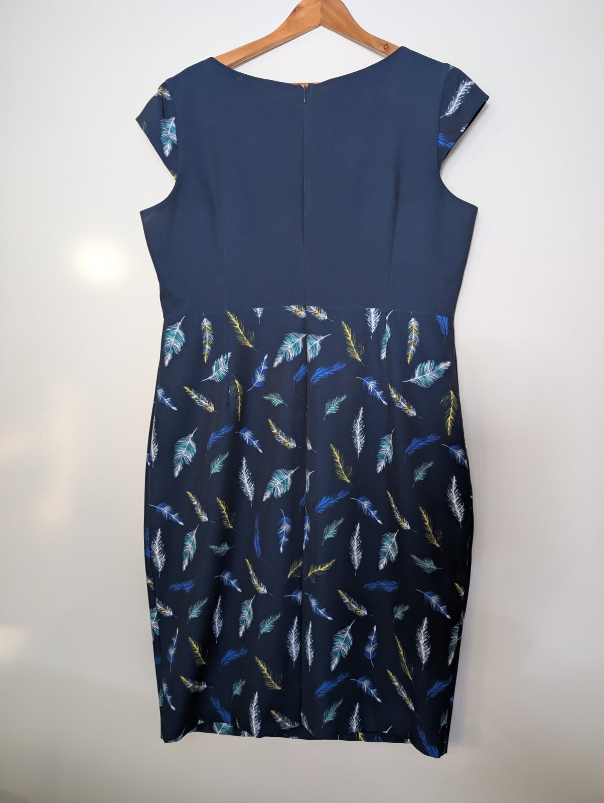 Anthea Crawford Navy Blue Feather Print Sheath Dress - Size 18 - Image 5
