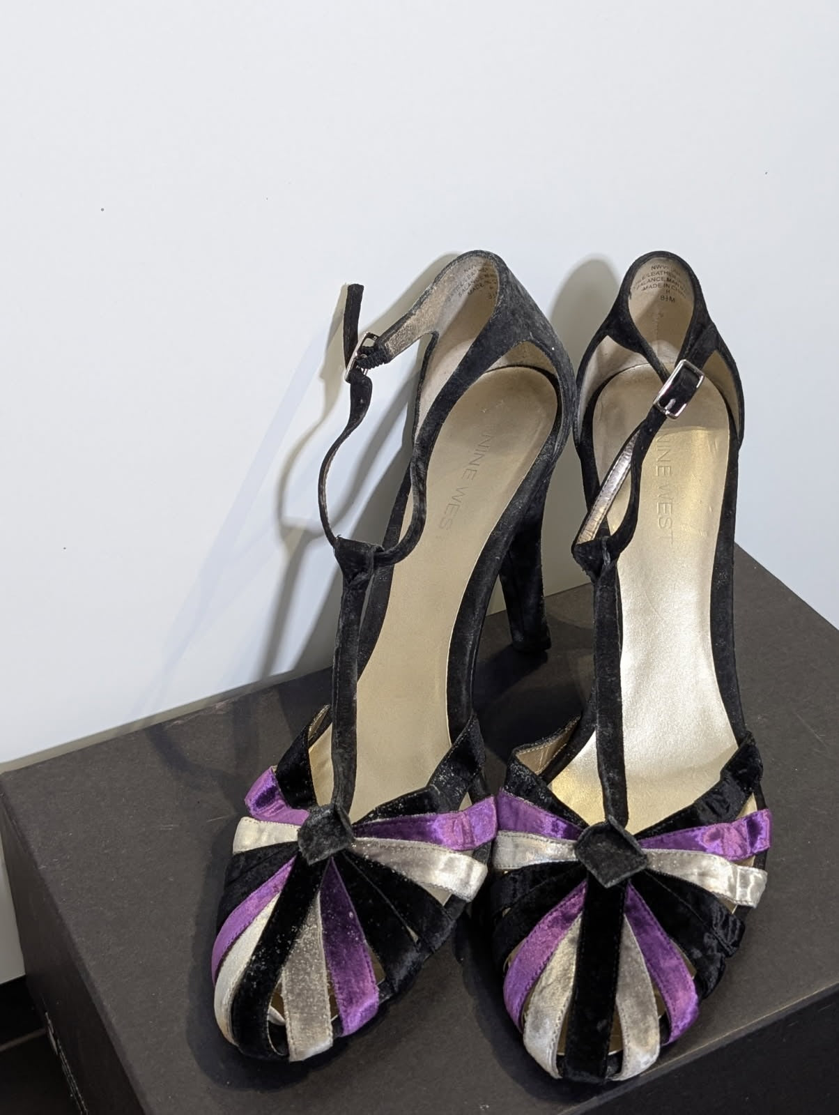 Nine West Vintage Style Velvet T-Strap Peep Toe Heels - Black/Purple US 8.5M - Image 5