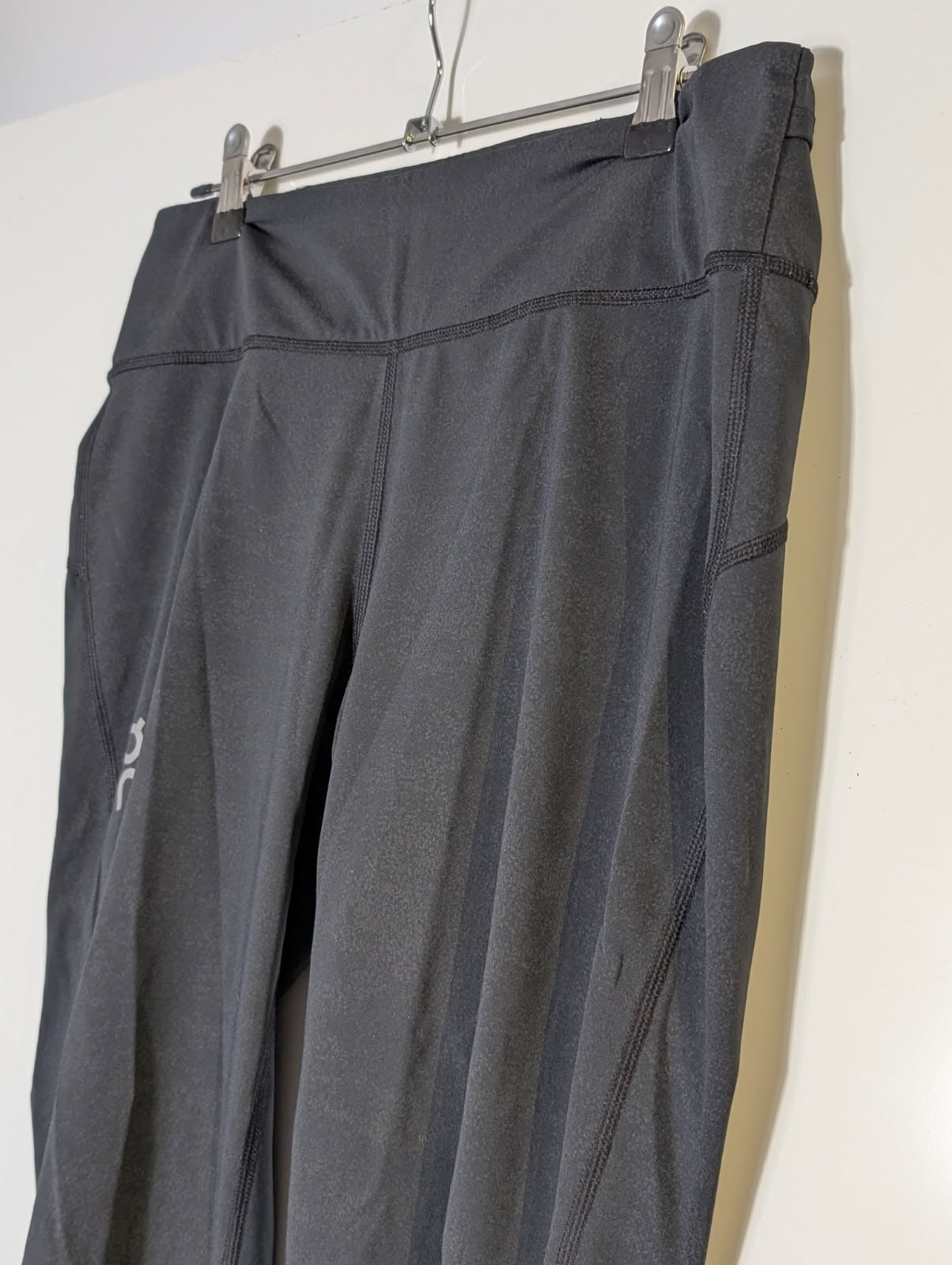On Running Performance Tights Women's Black 7/8 Leggings Size Large - Image 5