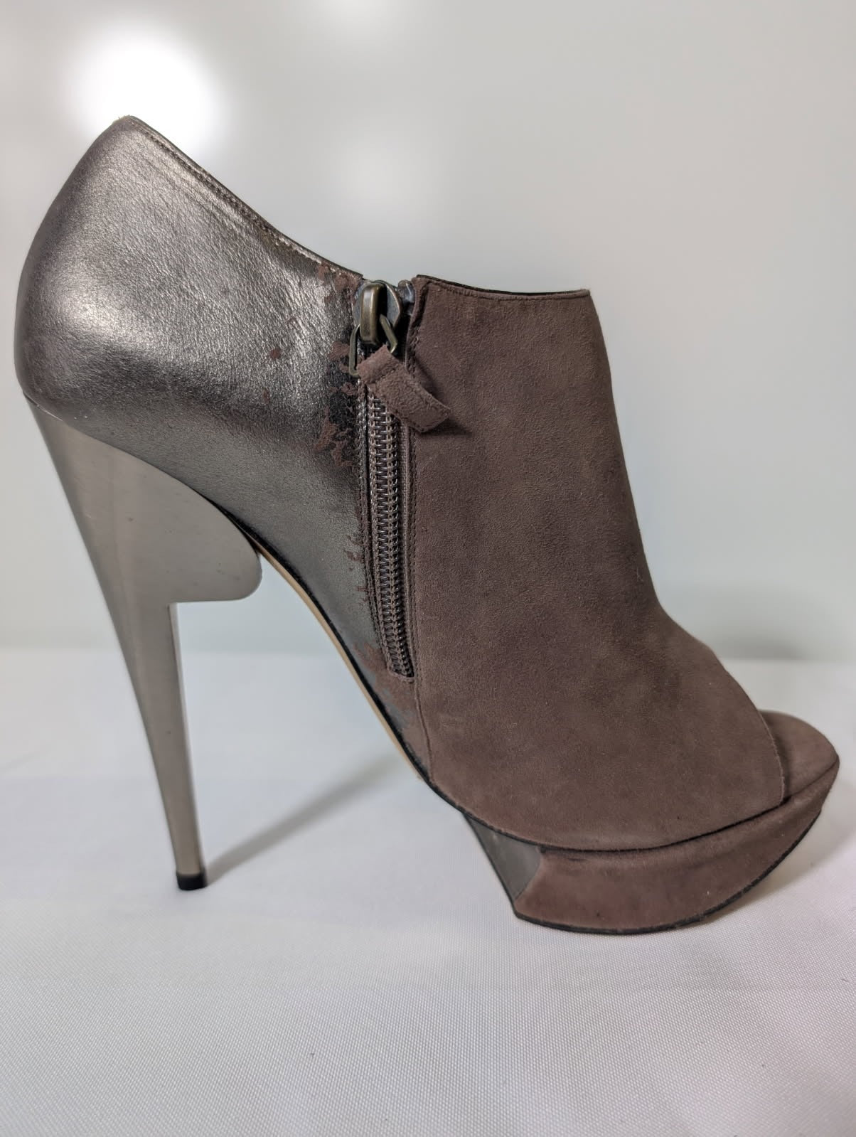 Nicholas Kirkwood Taupe Suede & Metallic Peep Toe Platform Booties - EU 38.5 - Image 6