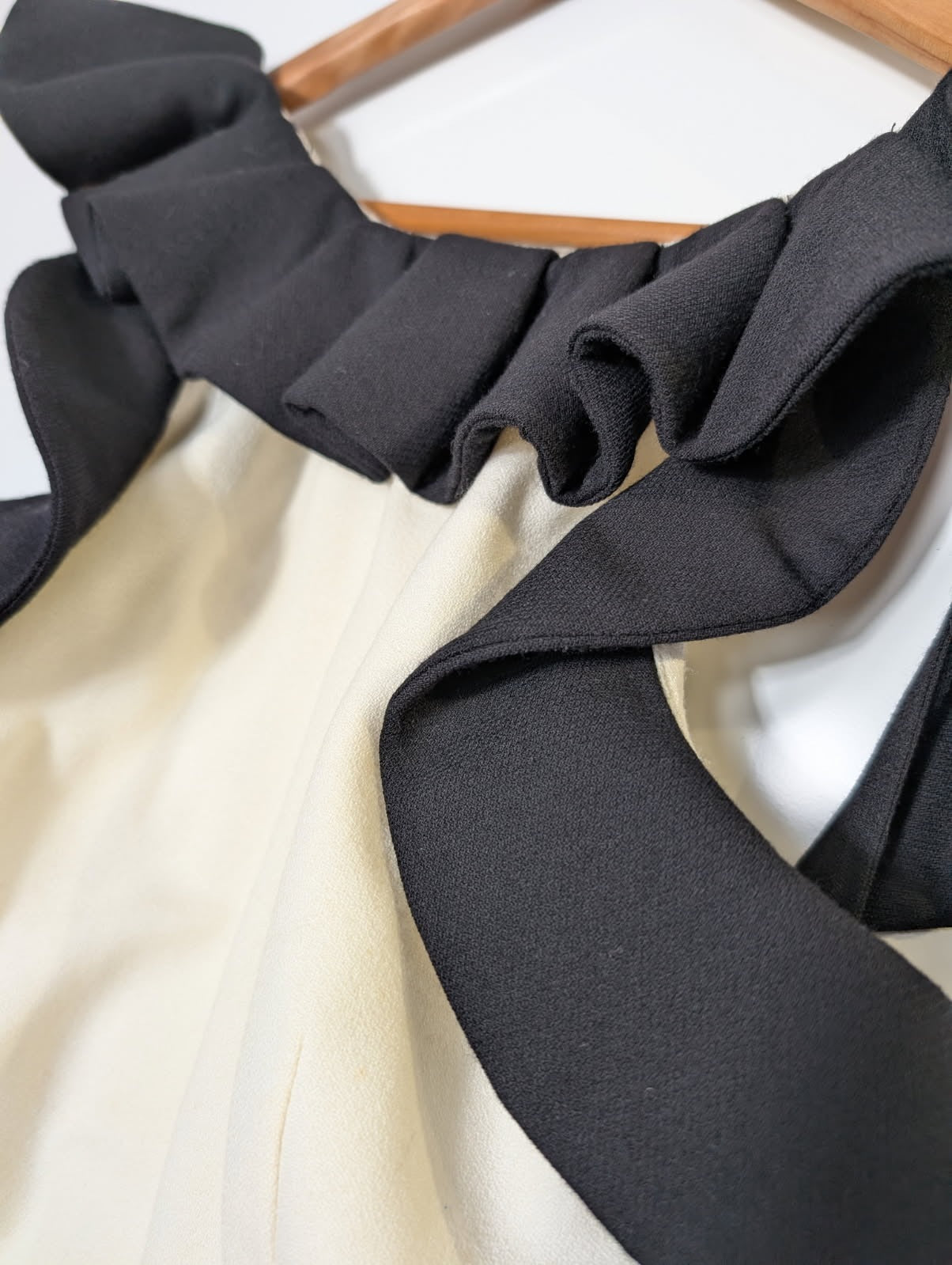 Rachel Gilbert Ruffle Sheath Dress - Cream & Black Size 2 - Image 5