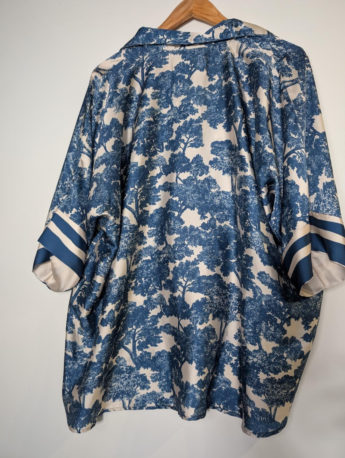 Carolina Lifestyle Blue Toile Print Satin Blouse - Size SM - Image 6