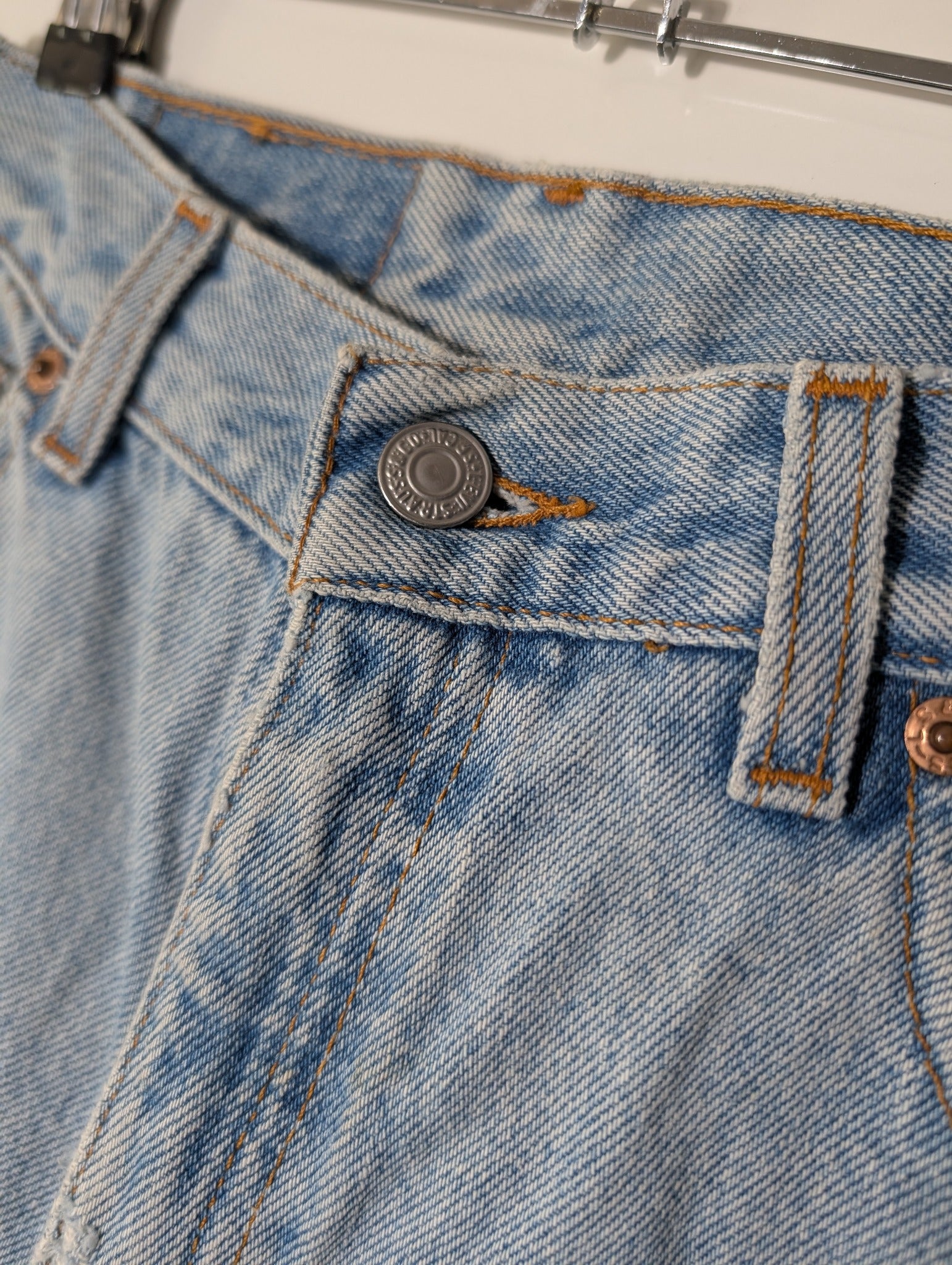 Levi's 550 Relaxed Fit Jeans Light Wash Women's Size 4 - Image 3