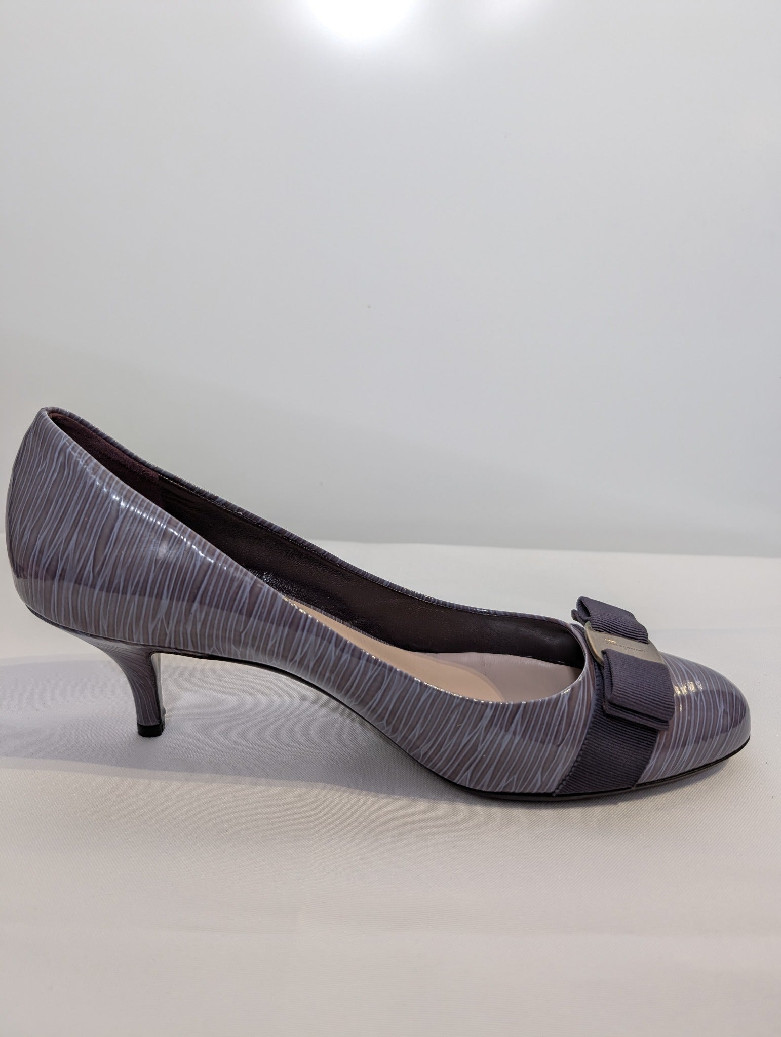 Salvatore Ferragamo Vara Bow Kitten Heel Pumps Grey Patent Leather - Image 2