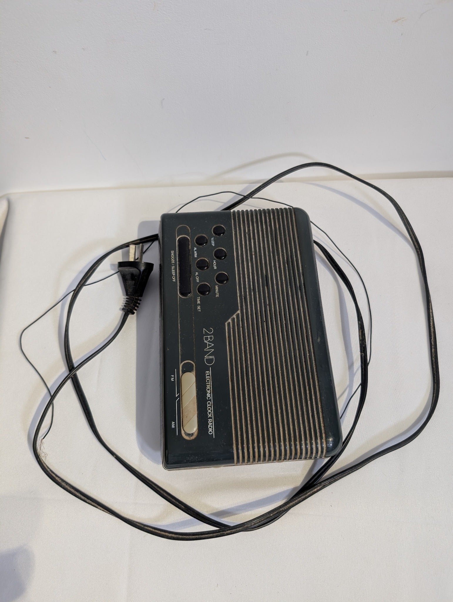 Vintage 2-Band AM/FM Electronic Clock Radio Black - Image 6