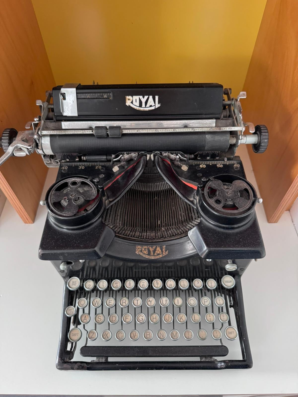 Royal Quiet De Luxe Typewriter 1950s Manual Mechanical Black - Image 6