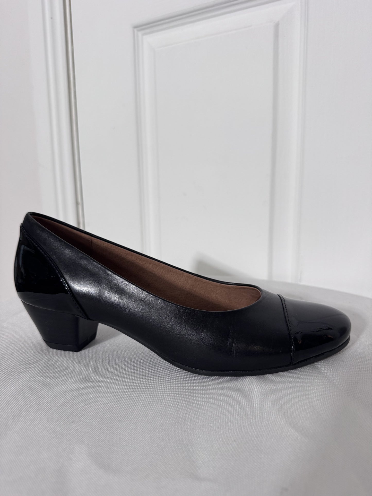 Wide Steps Acton Black Leather Cap-Toe Low Block Heel Pumps Size 7.5W - Image 6